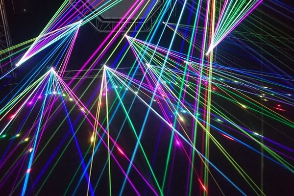 gekleurde lasers festivals